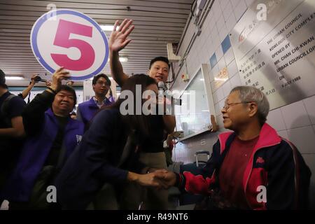 Hong Kong, Cina. 26 Nov, 2018. CHAN Hoi-yan, pro-stabilimento candidato n5 agitare le mani con il suo sostenitore durante la sua visita al locale mercato umido ringraziando gli elettori dopo la vittoria del 2018 LEGICO DA-elezione la scorsa notte.Nov-26, 2018 Hong Kong.ZUMA/Liau Chung-ren Credito: Liau Chung-ren/ZUMA filo/Alamy Live News Foto Stock