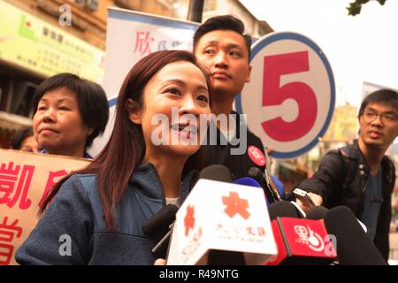 Hong Kong, Cina. 26 Nov, 2018. Vincitore del 2018 LEGICO per elezione, pro-stabilimento candidato n5, CHAN Hoi-yan all'outdoor conferenza stampa dopo la vittoria di elezione di ieri sera con la vittoria decisiva contro un pro-avversario democratico, Lee Cheuk-yan.Nov-26, 2018 Hong Kong.ZUMA/Liau Chung-ren Credito: Liau Chung-ren/ZUMA filo/Alamy Live News Foto Stock