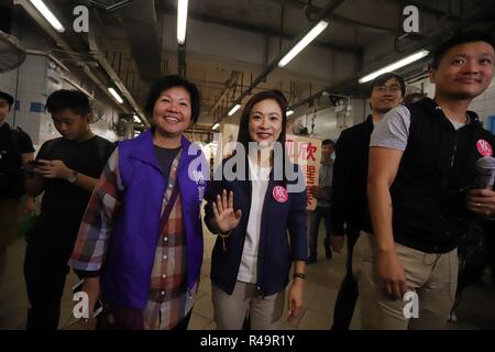 Hong Kong, Cina. 26 Nov, 2018. CHAN Hoi-yan ( centro ), un pro-stabilimento cadidate No.5 per 2018 LEGICO da-elezione locale visita il mercato bagnato per ringraziare i suoi sostenitori dopo la vittoria di elezione la notte scorsa battendo la pro-candidato democratico Lee Cheuk-yan.Nov-26, 2018 Hong Kong.ZUMA/Liau Chung-ren Credito: Liau Chung-ren/ZUMA filo/Alamy Live News Foto Stock