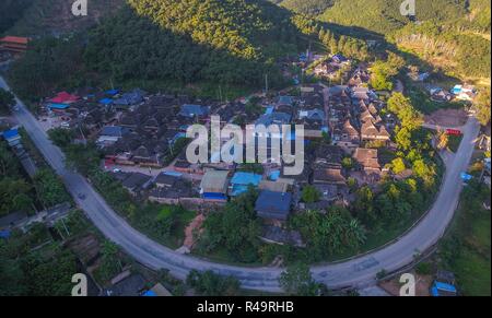 (181126) -- KUNMING, nov. 26, 2018 (Xinhua) -- foto aerea adottate il 9 novembre 20, 2018 mostra un angolo di Bapiao villaggio etnico Jino Township sulla montagna Jino a Jinghong di Xishuangbanna Dai prefettura autonoma, a sud-ovest della Cina di Provincia di Yunnan. Con una popolazione di poco più di 20.000, il popolo Jino aveva solo stato ufficialmente riconosciuto nel 1979 come un autonomo gruppo etnico della Cina. Fino al 1949, la maggior parte di essi aveva vissuto per generazioni nella primitiva tribù di montagna nel sud-ovest della Cina di Provincia di Yunnan. Oltre quattro decenni poiché esso abbracciato la riforma e apertura politica, Cina Foto Stock