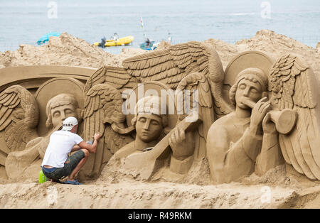 Las Palmas de Gran Canaria, Isole Canarie, Spagna. 26 Nov, 2018. Un team di otto di fama internazionale sclulptors sabbia lavorare su un enorme scena della natività sulla spiaggia della città di Las Palmas. Il 75 x 30 metri di scena della natività richiama annualmente circa 200.000 visitatori. La scena della natività si apre al pubblico il 30 novembre Credito: ALAN DAWSON/Alamy Live News Foto Stock