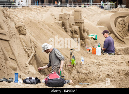 Las Palmas de Gran Canaria, Isole Canarie, Spagna. 26 Nov, 2018. Un team di otto di fama internazionale sclulptors sabbia lavorare su un enorme scena della natività sulla spiaggia della città di Las Palmas. Il 75 x 30 metri di scena della natività richiama annualmente circa 200.000 visitatori. La scena della natività si apre al pubblico il 30 novembre Credito: ALAN DAWSON/Alamy Live News Foto Stock