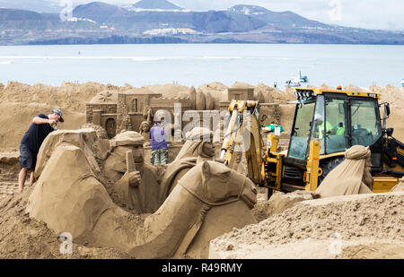 Las Palmas de Gran Canaria, Isole Canarie, Spagna. 26 Nov, 2018. Un team di otto di fama internazionale sclulptors sabbia lavorare su un enorme scena della natività sulla spiaggia della città di Las Palmas. Il 75 x 30 metri di scena della natività richiama annualmente circa 200.000 visitatori. La scena della natività si apre al pubblico il 30 novembre Credito: ALAN DAWSON/Alamy Live News Foto Stock