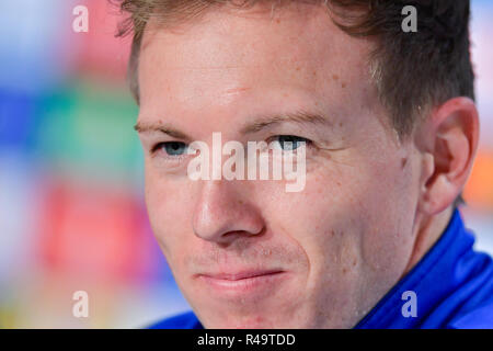 26 novembre 2018, Baden-Wuerttemberg, Sinsheim: Calcio: Champions League, 1899 Hoffenheim - Schachtjor Donezk, premere il tasto Conferenza. Hoffenheim allenatore Julian Nagelsmann sorrisi. Foto: Uwe Anspach/dpa Foto Stock