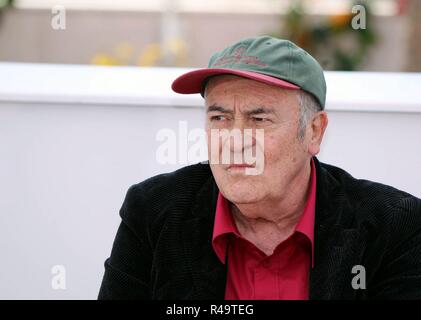 Il direttore BERNARDO BERTOLUCCI al Cannes Film Festival dove ha ricevuto il palmo di onore per la carriera (110511) - CANNES, 11 maggio 2011 () - il regista italiano Bernardo Bertolucci pone per le foto durante un photocall presso la 64a Cannes Film Festival di Cannes, Francia, 11 maggio 2011. Bertolucci ha ricevuto un 'Palme d'Honneur' onore award per la sua carriera. (/ Gao Jing) (ZW) (Gao Jing / Xinhua / photoshot, CANNES - 2011-05-11) ps la foto è utilizzabile nel rispetto del contesto in cui è stato preso e senza intenti diffamatori della decorazione del popolo rappresentato (Gao Jing / Xinhua/photosh Foto Stock