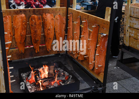 (181126) -- STRASBURGO, nov. 26, 2018 (Xinhua) -- Foto scattata il 9 novembre 24, 2018 mostra il salmone affumicato in vendita presso il mercatino di Natale a Strasburgo, in Francia. Questo anno il mercatino di Natale di Strasburgo è detenuto da nov. 23 dic. 30. (Xinhua/Genevieve Engel) Foto Stock