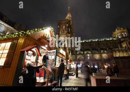 (181126) -- STRASBURGO, nov. 26, 2018 (Xinhua) -- Foto scattata il 9 novembre 23, 2018 mostra mercato di Natale a Strasburgo, Francia. Questo anno il mercatino di Natale di Strasburgo è detenuto da nov. 23 dic. 30. (Xinhua/Genevieve Engel) Foto Stock