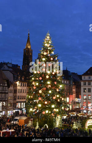 (181126) -- STRASBURGO, nov. 26, 2018 (Xinhua) -- Foto scattata il 9 novembre 24, 2018 mostra mercato di Natale a Strasburgo, Francia. Questo anno il mercatino di Natale di Strasburgo è detenuto da nov. 23 dic. 30. (Xinhua/Genevieve Engel) Foto Stock