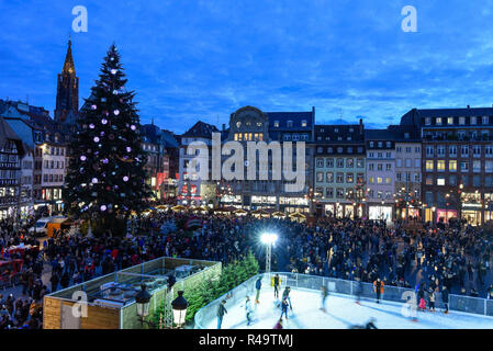 (181126) -- STRASBURGO, nov. 26, 2018 (Xinhua) -- Foto scattata il 9 novembre 24, 2018 mostra mercato di Natale a Strasburgo, Francia. Questo anno il mercatino di Natale di Strasburgo è detenuto da nov. 23 dic. 30. (Xinhua/Genevieve Engel) Foto Stock