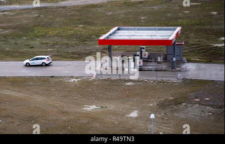 26 novembre 2018, Bassa Sassonia, Wilhelmshaven: una vista di un solitario distributore di benzina su un prato di maggese. Foto: Mohsasen Assanimoghaddam/dpa Foto Stock