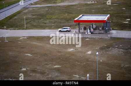 26 novembre 2018, Bassa Sassonia, Wilhelmshaven: una vista di un solitario distributore di benzina su un prato di maggese. Foto: Mohsasen Assanimoghaddam/dpa Foto Stock