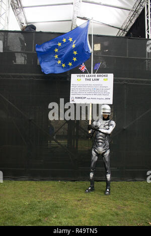 Londra REGNO UNITO. Il 26 novembre 2018. Un Pro manifestante europea da SODEM Stand di Defiance Movimento europeo vestito con un abito Robocop al di fuori del Parlamento come Primo Ministro Theresa Maggio si imbarca in due settimane di campagna per vendere la storica Brexit trattativa che era stato accettato dai leader europei a Bruxelles Credito: amer ghazzal/Alamy Live News Foto Stock