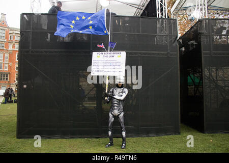 Londra REGNO UNITO. Il 26 novembre 2018. Un Pro manifestante europea da SODEM Stand di Defiance Movimento europeo vestito con un abito Robocop al di fuori del Parlamento come Primo Ministro Theresa Maggio si imbarca in due settimane di campagna per vendere la storica Brexit trattativa che era stato accettato dai leader europei a Bruxelles Credito: amer ghazzal/Alamy Live News Foto Stock