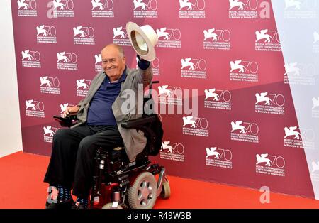 (130829) - Venezia, il 29 agosto 2013 () - Bernardo Bertolucci, regista italiano e presidente della giuria di Venezia 70 sezione, pone durante un photocall presso il Lido Casinò, il primo giorno del settantesimo Festival del Cinema di Venezia , a Venezia, Italia, che il 28 agosto, 2013. (/ Xu Nizhi) (Xu Nizhi, Venezia - 2013-08-29) ps la foto può essere utilizzato rispettando il contesto in cui è stato preso e senza intento diffamatorio del decor del popolo rappresentato (Xu Nizhi, archivio fotografico - 2018-11-26) p.s. la foto e' utilizzabile nel rispetto del contesto in cui e' stata scattata, e senza intento diffamatorio del decor Foto Stock