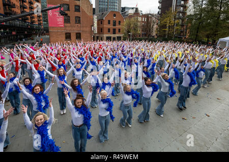 Londra, Regno Unito. 26 Nov 2018. 324 ballerini in Mamma Mia! Qui andiamo ancora abiti ispirati rompere il più grande del mondo disco dance record. Credito: Guy Corbishley/Alamy Live News Foto Stock