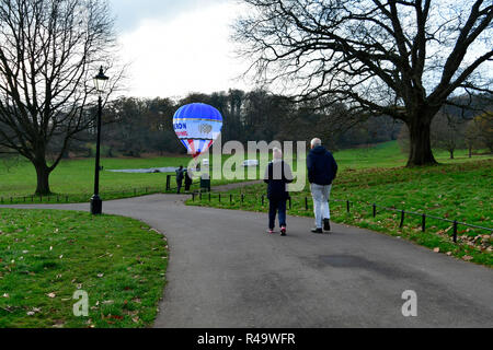 Bristol, Regno Unito. 26 Novembre, 2018. Su di un clima mite e windfree pomeriggio il test dello Sport 90 Cameron sgonfiamento del palloncino sistema ha preso posto a Ashton Court Estate a Bristol. Credito: Robert Timoney/Alamy Live News Foto Stock