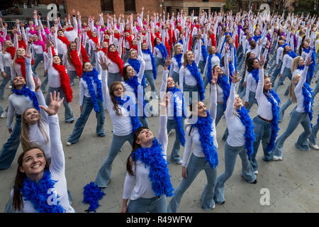Londra, Regno Unito. 26 Nov 2018. 324 ballerini in Mamma Mia! Qui andiamo ancora abiti ispirati rompere il più grande del mondo disco dance record. Credito: Guy Corbishley/Alamy Live News Foto Stock
