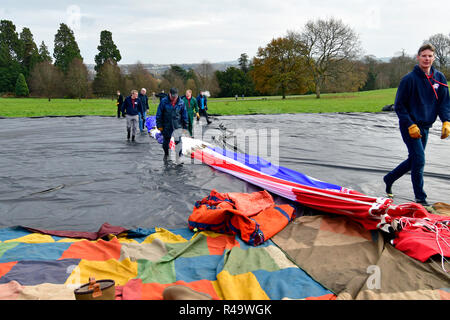 Bristol, Regno Unito. 26 Novembre, 2018. Su di un clima mite e windfree pomeriggio il test dello Sport 90 Cameron sgonfiamento del palloncino sistema ha preso posto a Ashton Court Estate a Bristol. Credito: Robert Timoney/Alamy Live News Foto Stock