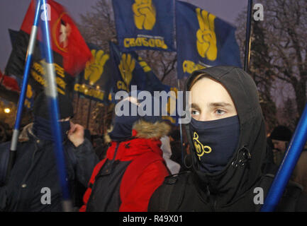 Kiev, Ucraina. 26 Nov, 2018. Ucraino di estrema destra attivisti di partecipare a una manifestazione di protesta con la domanda che deputati di votare per la legge marziale, nella parte anteriore il parlamento ucraino edificio in Kiev, Ucraina, il 26 novembre 2018. I dimostranti si sono riuniti a causa di un incidente con Ucraina tre navi della marina militare catturato dalla Federazione delle forze speciali che la Russia bloccate da passando attraverso la Stretto di Kerch nel Mare di Azov nel Mar Nero il 25 novembre 2018. Il presidente ucraino Petro Poroshenko a introdurre la legge marziale per trenta giorni dopo la Russia ucraino sequestrato le navi al largo delle coste della Russia-allegato Crimea, in Ki Foto Stock