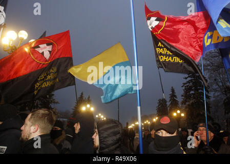 Kiev, Ucraina. 26 Nov, 2018. Ucraino di estrema destra attivisti di partecipare a una manifestazione di protesta con la domanda che deputati di votare per la legge marziale, nella parte anteriore il parlamento ucraino edificio in Kiev, Ucraina, il 26 novembre 2018. I dimostranti si sono riuniti a causa di un incidente con Ucraina tre navi della marina militare catturato dalla Federazione delle forze speciali che la Russia bloccate da passando attraverso la Stretto di Kerch nel Mare di Azov nel Mar Nero il 25 novembre 2018. Il presidente ucraino Petro Poroshenko a introdurre la legge marziale per trenta giorni dopo la Russia ucraino sequestrato le navi al largo delle coste della Russia-allegato Crimea, in Ki Foto Stock