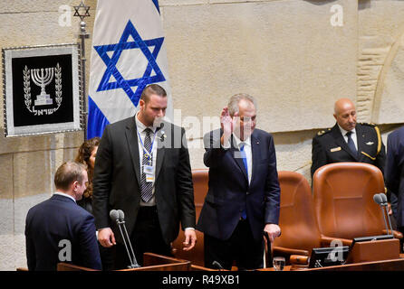 La Repubblica ceca è Presidente Zeman (centro) saluta MP israeliano della Knesset, unicamerale il legislatore nazionale di Israele, a Gerusalemme, Israele, il 26 novembre 2018. (CTK foto/Vit Simanek) Foto Stock