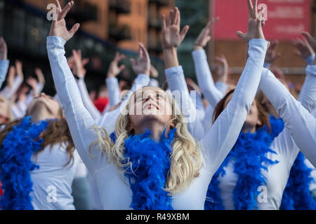 Londra, Regno Unito. 26 Nov 2018. 324 ballerini in Mamma Mia! Qui andiamo ancora abiti ispirati rompere il più grande del mondo disco dance record. Credito: Guy Corbishley/Alamy Live News Foto Stock