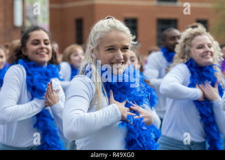 Londra, Regno Unito. 26 Nov 2018. 324 ballerini in Mamma Mia! Qui andiamo ancora abiti ispirati rompere il più grande del mondo disco dance record. Credito: Guy Corbishley/Alamy Live News Foto Stock