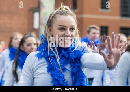 Londra, Regno Unito. 26 Nov 2018. 324 ballerini in Mamma Mia! Qui andiamo ancora abiti ispirati rompere il più grande del mondo disco dance record. Credito: Guy Corbishley/Alamy Live News Foto Stock
