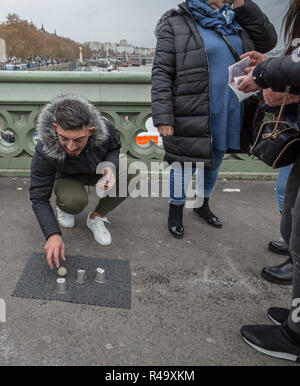Londra, Regno Unito. 26 Nov 2018. Gamblers rumeno, hustlers e mendicanti continuare a mirare i turisti e visitatori in fleecing organizzato operazioni. Credito: Guy Corbishley/Alamy Live News Foto Stock