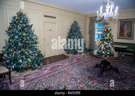 Il 2018 Casa Bianca decorazioni di Natale, con il tema "American tesori" che sono stati scelti personalmente da first lady Melania Trump, sono visualizzati in anteprima per la stampa a Washington, DC il lunedì, 26 novembre 2018. Si tratta di un ampia vista della sala Vermeil mostra alberi di Natale e il ritratto di ex first lady Jacqueline Bouvier Kennedy. Credito: Ron Sachs / CNP | Utilizzo di tutto il mondo Foto Stock