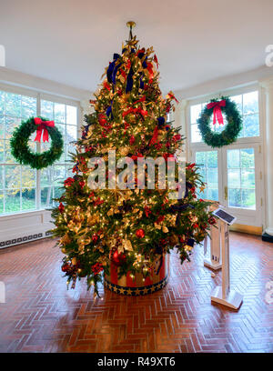 Il 2018 Casa Bianca decorazioni di Natale, con il tema "American tesori" che sono stati scelti personalmente da first lady Melania Trump, sono visualizzati in anteprima per la stampa a Washington, DC il lunedì, 26 novembre 2018. Questo albero si trova nell'ala est corridoio che i visitatori potranno passare come si cammina lungo il corridoio. Credito: Ron Sachs / CNP | Utilizzo di tutto il mondo Foto Stock