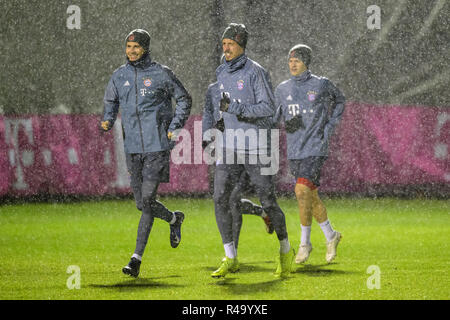 Monaco di Baviera, Germania. 26 novembre 2018, Baviera München: Calcio: Champions League, FC Bayern - Benfica Lisbona, fase di gruppo, gruppo e, quinta giornata, formazione del FC Bayern Monaco sul campo di allenamento al Säbener Strasse: Leon Goretzka (l-r), Sandro Wagner e Joshua Kimmich del FC Bayern Monaco corrono attraverso la formazione di massa. Foto: Matthias esitano di fronte/dpa Foto Stock