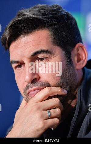 26 novembre 2018, Baden-Wuerttemberg, Zuzenhausen: Calcio: Champions League, 1899 Hoffenheim - Schachtjor Donezk, premere il tasto Conferenza. Paulo Fonseca, pullman di Schachtjor Donezk, gesticolò. Foto: Uwe Anspach/dpa Foto Stock