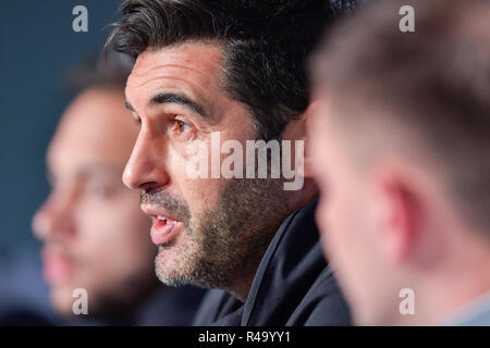 26 novembre 2018, Baden-Wuerttemberg, Zuzenhausen: Calcio: Champions League, 1899 Hoffenheim - Schachtjor Donezk, premere il tasto Conferenza. Paulo Fonseca, pullman di Schachtjor Donezk, parla. Foto: Uwe Anspach/dpa Foto Stock