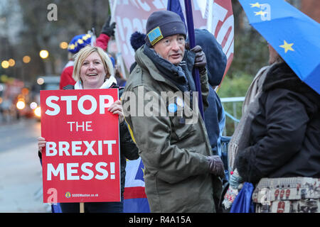 Westminster, Londra, 26 Nov 2018. Anti-Brexit manifestanti da SODEM (Stand di Defiance Movimento Europeo) rally al di fuori della sede del Parlamento e il vicino a media ai giornalisti e agli equipaggi presso il College Green in Westminster. Credito: Imageplotter News e sport/Alamy Live News Foto Stock