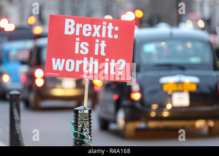 Westminster, Londra, 26 Nov 2018. Anti-Brexit manifestanti da SODEM (Stand di Defiance Movimento Europeo) rally al di fuori della sede del Parlamento e il vicino a media ai giornalisti e agli equipaggi presso il College Green in Westminster. Credito: Imageplotter News e sport/Alamy Live News Foto Stock