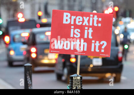 Westminster, Londra, 26 Nov 2018. Anti-Brexit manifestanti da SODEM (Stand di Defiance Movimento Europeo) rally al di fuori della sede del Parlamento e il vicino a media ai giornalisti e agli equipaggi presso il College Green in Westminster. Credito: Imageplotter News e sport/Alamy Live News Foto Stock