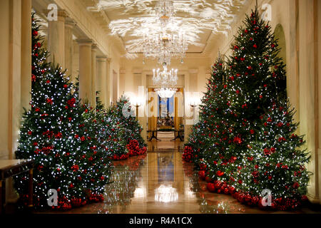 Washington, Stati Uniti d'America. 26 Nov, 2018. Le decorazioni di Natale sono visibili alla Casa Bianca durante il Natale 2018 Premere Anteprima in Washington, DC, Stati Uniti, su nov. 26, 2018. Credito: Ting Shen/Xinhua/Alamy Live News Foto Stock