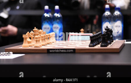 Il College di Londra, Regno Unito. 26 Nov, 2018. 2018 World Chess Championship, rotonda 12, Magnus Carlsen contro Fabiano Caruana; la scacchiera pronto per giocare credito: Azione Sport Plus/Alamy Live News Foto Stock