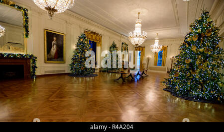 Il 2018 Casa Bianca decorazioni di Natale, con il tema "American tesori" che sono stati scelti personalmente da first lady Melania Trump, sono visualizzati in anteprima per la stampa a Washington, DC il lunedì, 26 novembre 2018. Si tratta di un ampia vista della Sala Est. Credito: Ron Sachs/CNP /MediaPunch Foto Stock