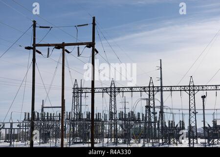 Infrastruttura di rete elettrica, struttura metallica di sottostazione ad alta tensione in South Dakota, USA Foto Stock