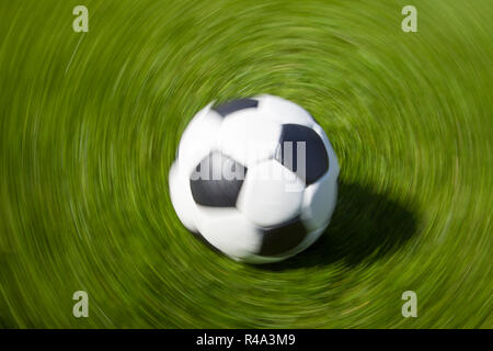 Spostando la sfera di calcio Foto Stock