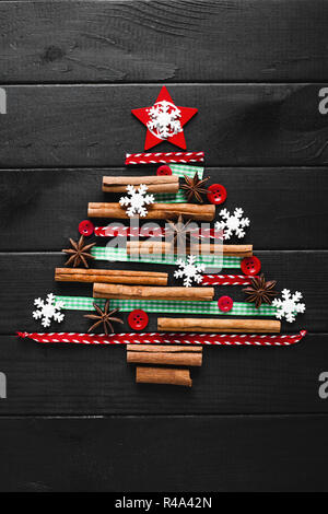 Fatte ad albero di natale decorazione su legno scuro dello sfondo Foto Stock