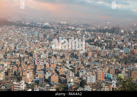 Vista superiore della valle di Kathmandu e la città stessa. Foto Stock