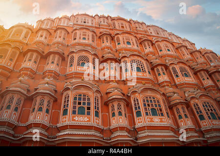 Hawa Mahal è un harem nel complesso del palazzo del maharaja di Jaipur, costruita di pietra arenaria rosa a forma di corona di Krishna Foto Stock