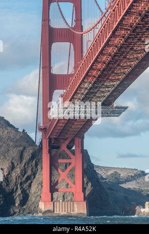 Il famoso Golden Gate bridge fotografati da un angolo diverso dal di sotto della Baia di San Francisco dal di dentro una barca. Foto Stock