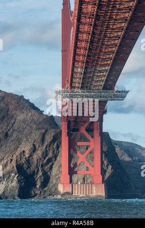 Il famoso Golden Gate bridge fotografati da un angolo diverso dal di sotto della Baia di San Francisco dal di dentro una barca. Foto Stock