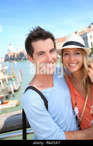 Matura in piedi sul ponte dell'Accademia di Venezia, Italia Foto Stock