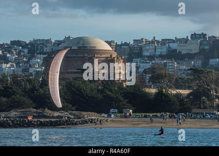 Il Palazzo delle Belle Arti il teatro come visto dal Golden Gate stretto da una barca. Foto Stock