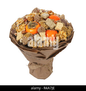 Halva di sesamo scatta, dadi, cioccolatini e kaki, decorate in forma di un regalo bouquet su sfondo bianco Foto Stock
